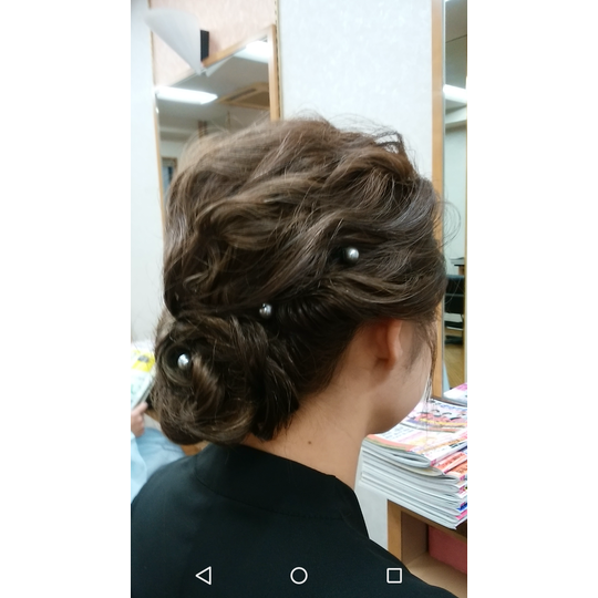 ゆるくまとめたアップ　パールの飾り