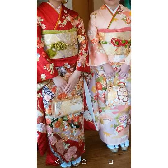 赤い振袖のお姉様と、淡い色調の振袖の妹様