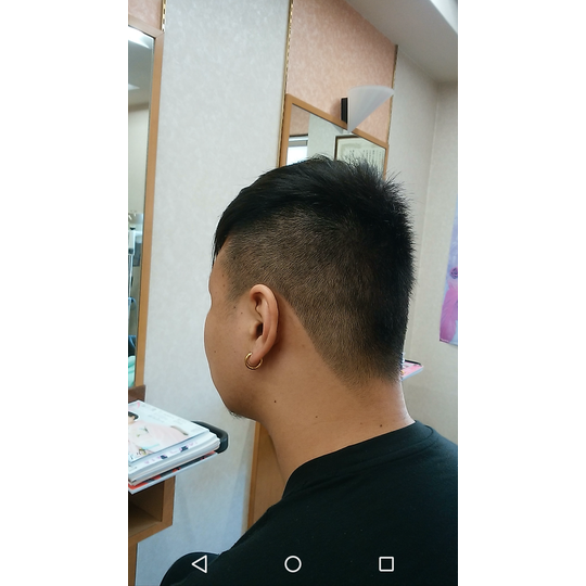 こめかみまで刈り上げ 前髪は長めに流すスタイル