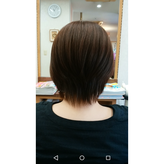 明るめのカラー ショートカット 後ろ姿