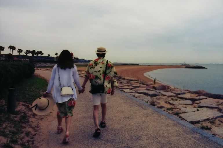 アロハシャツのペアルックを着た二人