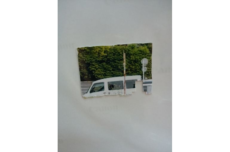 加工前の写真の左隅に写り込んでいる駐車場の白い車を切り取る