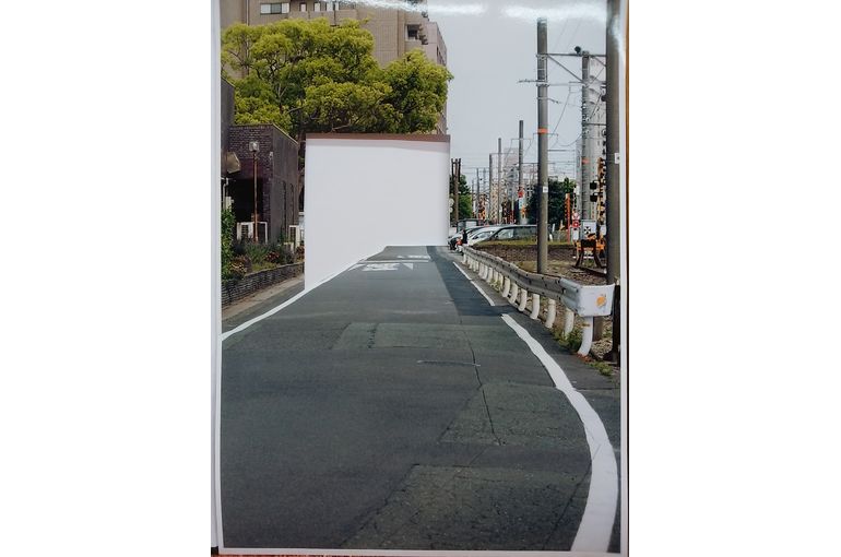 別の写真の、車がいなかったら見えるはずの壁を切り取る