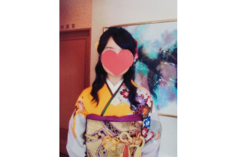 ハーフアップ 両サイドに花飾り 黄色と薄紫色の振袖 正面 半身