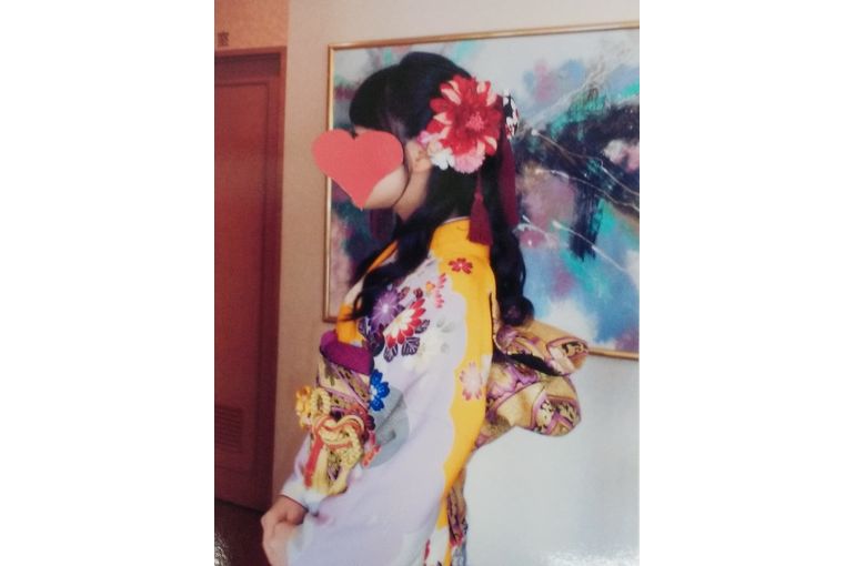 左 横向き 半身 大きな赤い花飾り