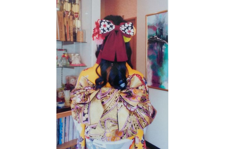 後ろ姿 半身 真後ろにリボン 毛先はカール