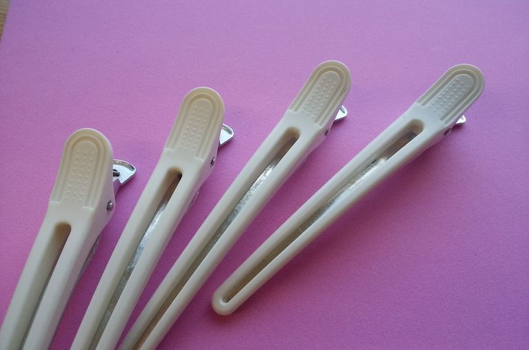 白いダッカールピンが並んでいる