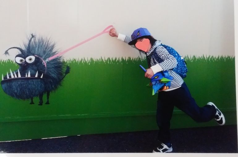 初号機のキャップとポップコーンバケツでご機嫌な次男