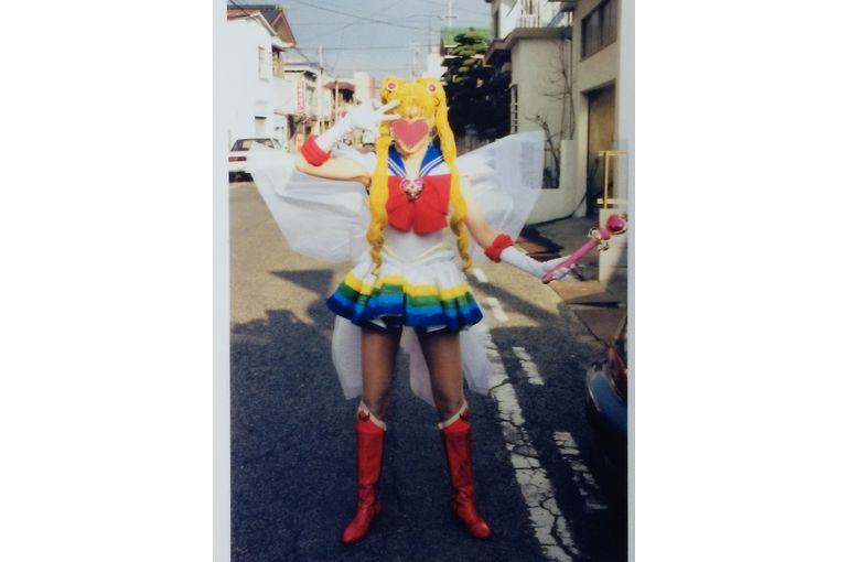 セーラームーンになりきってポーズをとるモデル体型の友人