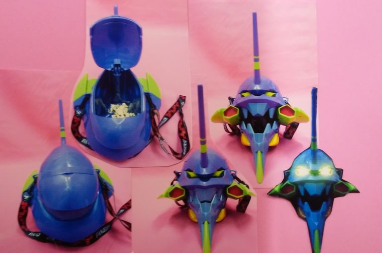 初号機のポップコーンバケツ の口が開いたり、目が光ったり、頭頂部の蓋が開く様子