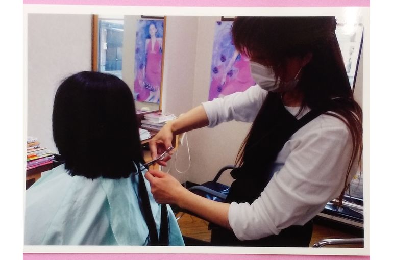 毛束をカットしている様子