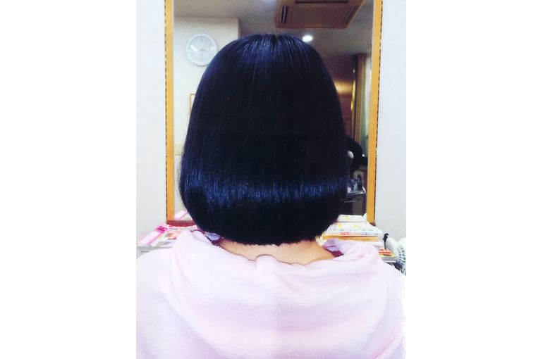 切り揃えた後ろ姿