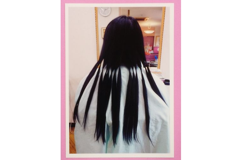 少量づつ束ねた長い髪の毛 後ろ姿