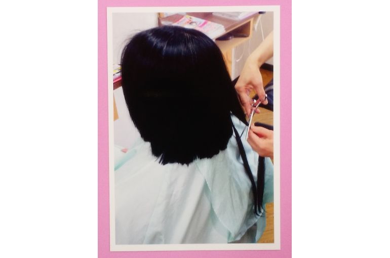 毛束をカットする様子