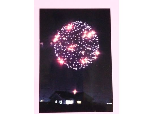 紫色が散りばめられた大きな打ち上げ花火