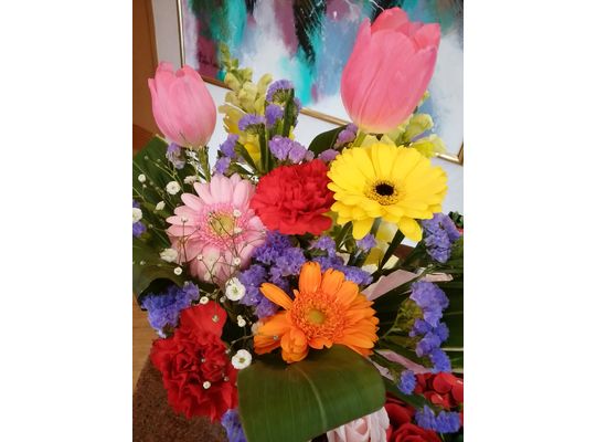 ガーベラ、チューリップなどの花束