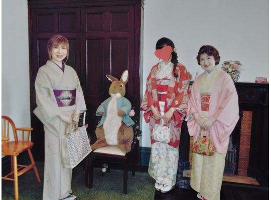 着物姿の女性 三人が、ピーターラビットの縫いぐるみを挟んで立っている
