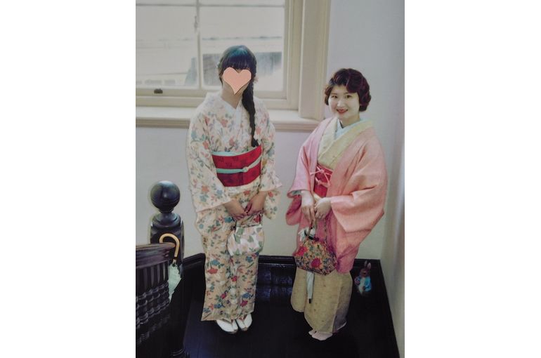 レトロな階段の踊り場から見上げる嫁と娘
