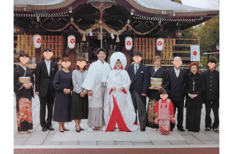 御本殿の前に、新郎新婦 親族が横一列に並んでいる。