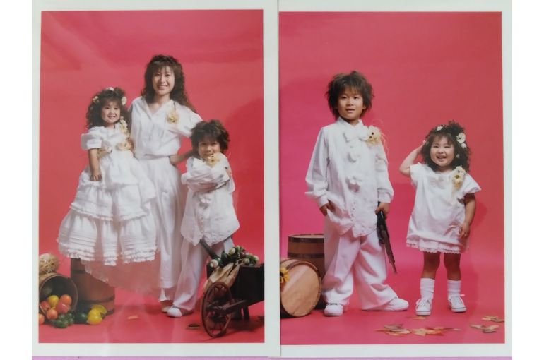 白い衣装(洋装)の兄妹が母親と写っている