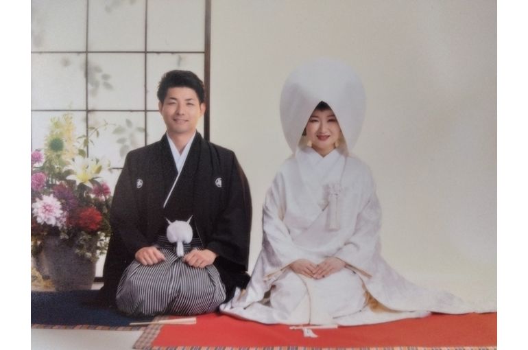 同じ姿の　大人になった娘と新郎