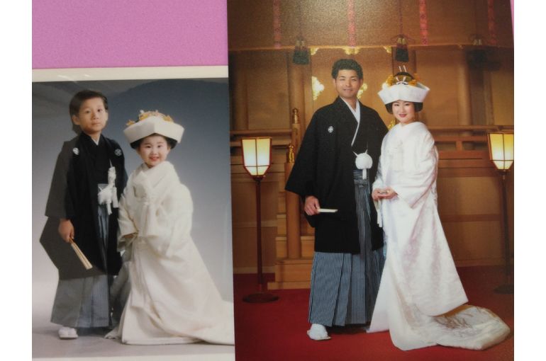 新郎新婦立ちポーズ。綿帽子を外して角かくしが付いている。左右で比較、正面正ポーズ