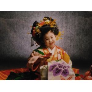 花魁姿の4歳の女の子が盃を持ってニッコリしている(半身)