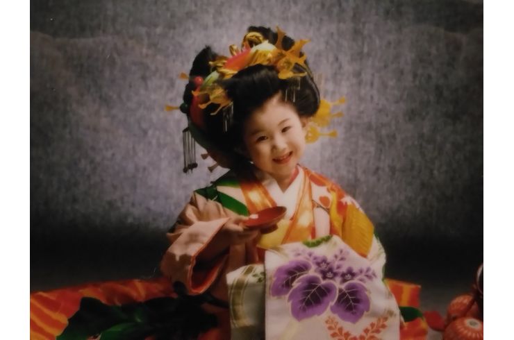 花魁姿の4歳の女の子が盃を持ってニッコリしている(半身)