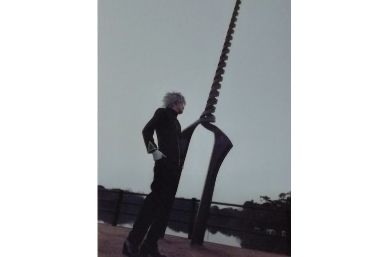 (同じポーズ) 全身 と、槍のシルエット
