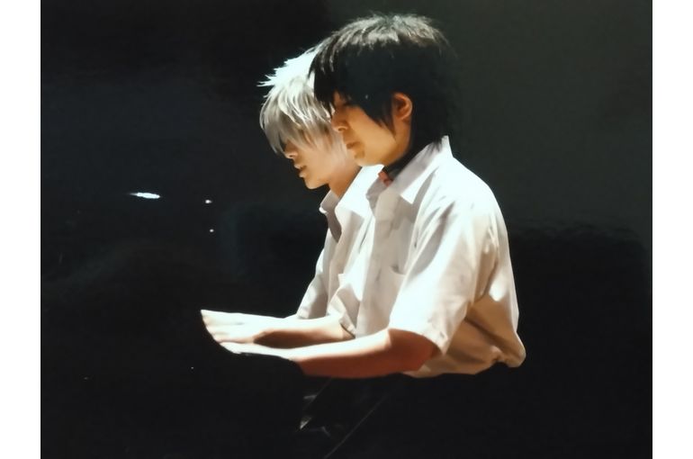 二人が演奏する横顔をシンジ側(ステージ奥)から写す