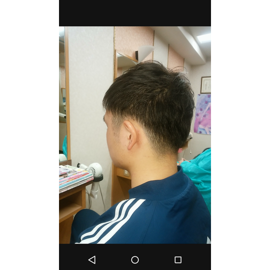 ツーブロック カットの男性の後姿