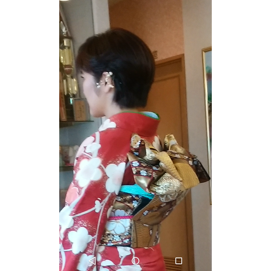 黒髪 ショートカット。耳にかけ、パールの飾りが付いている