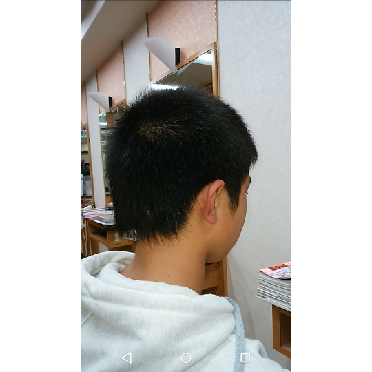 全体にスッキリ短いけど刈り上げていない男の子の後ろ姿